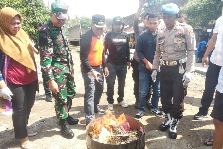 Pj Wali Kota Bima, Mohammad Rum saat memusnahkan barang bukti ganja di Mapolres Bima Kota, Kamis (30/11/2023).