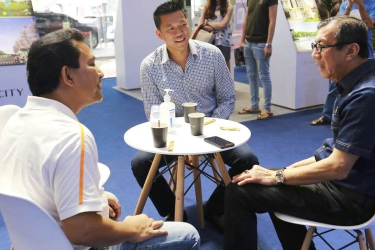 Menkum HAM Yasonna Laoly  bersama rekan bisnis anaknya Chairman Samera Propertindo, Adi Ming E di Samera Expo 2020 di Atrium Sun Plaza Medan, Minggu (15/3/2020)