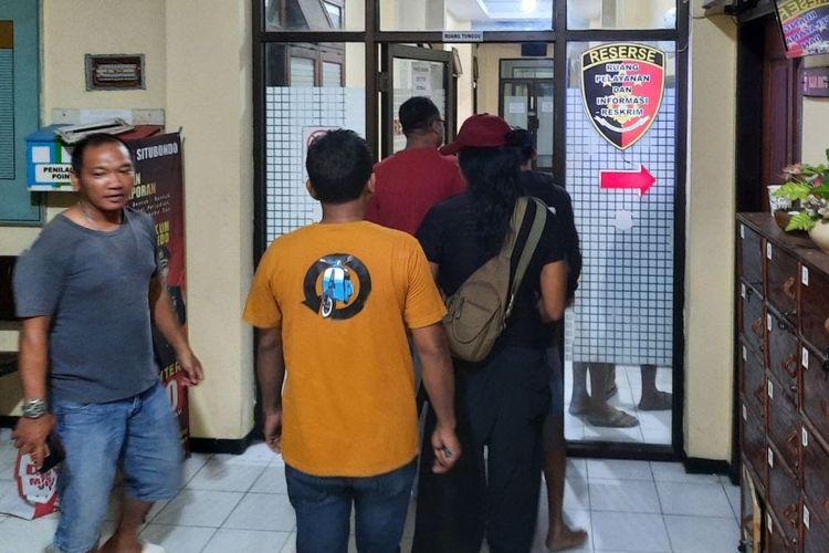 Kelima terduga penganiayaan sopir truk pengangkut makanan ditangkap polisi dan ditahan di Mapolres Situbondo pada Jumat (16/2/2024).