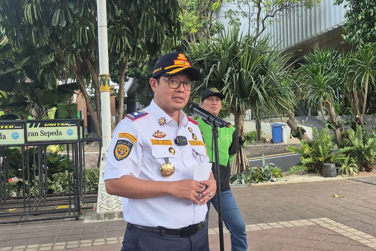 Kepala Dinas Perhubungan Pemerintah Provinsi (Pemprov) Jakarta Budi Awaludin ketika konfersi pers di Balaikota Jakarta, Minggu (21/6/2026).