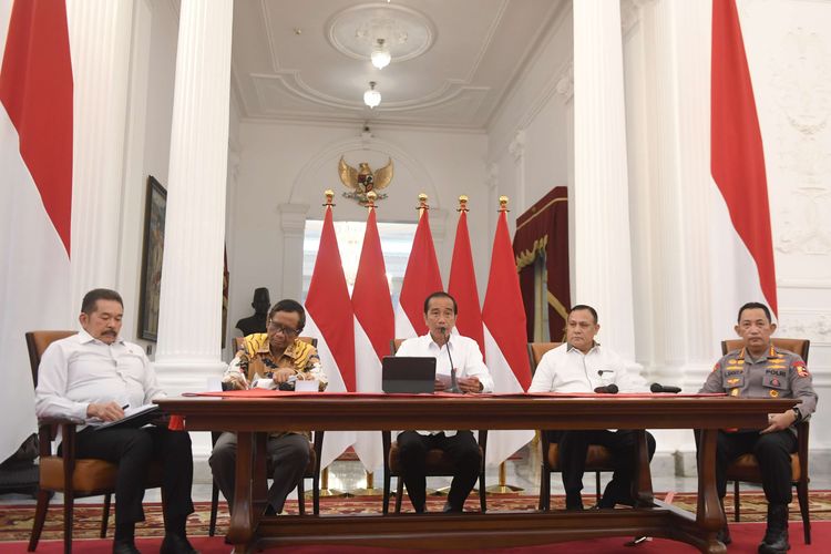 Presiden Joko Widodo (tengah) didampingi Menko Polhukam Mahfud MD (kedua kiri), Ketua KPK Firli Bahuri (kedua kanan), Jaksa Agung ST Burhanuddin (kiri) dan Kapolri Jenderal Pol Listyo Sigit Prabowo memberikan keterangan pers terkait penurunan Indeks Persepsi Korupsi (IPK) Indonesia di Istana Merdeka, Jakarta, Selasa (7/2/2023). Presiden Joko Widodo menyampaikan penurunan skor IPK Indonesia menjadi masukan bagi pemerintah dan aparat penegak hukum untuk terus memperbaiki diri serta pemerintah terus berkomitmen dalam pemberantasan dan pencegahan korupsi di Indonesia.