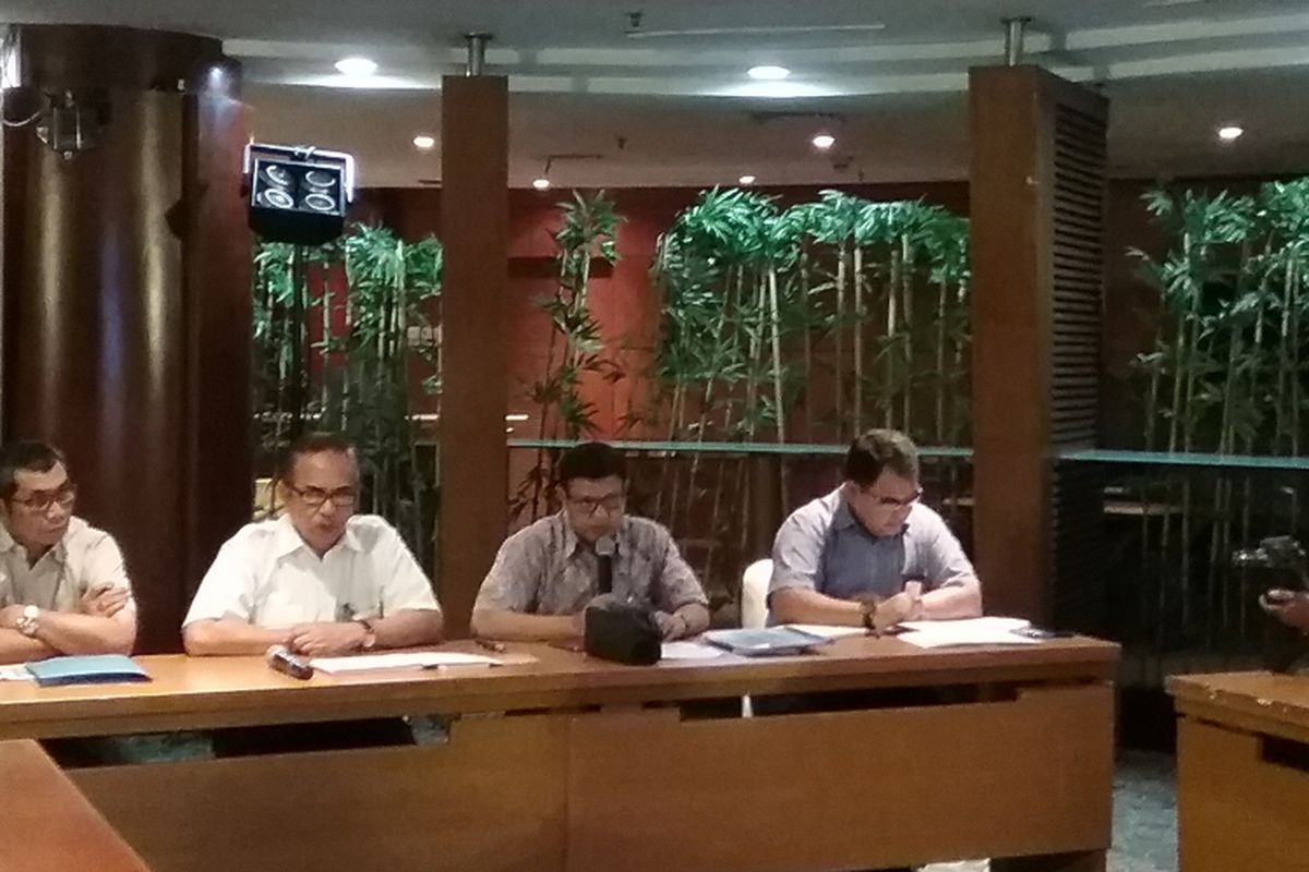 Direktur Regional Maluku dan Papua PT Perusahaan Listrik Negara (Persero) Haryanto WS dan jajaran pejabat PLN menjelaskan perkembangan program kelistrikan 35.000 megawatt, di Jakarta, Selasa (25/4/2017).