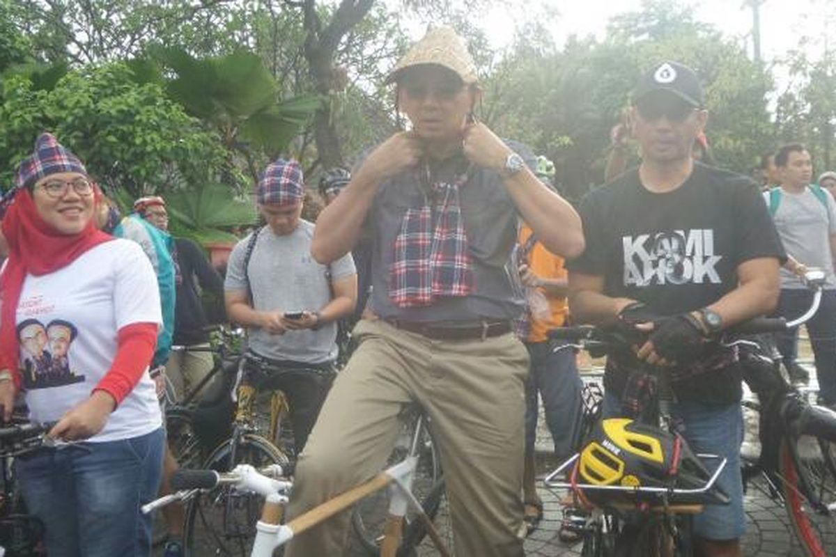 Calon gubernur DKI Jakarta Basuki Tjahaja Purnama bersama pendukungnya bersepeda menuju Rumah Lembang, Sabtu (4/2/2017). 