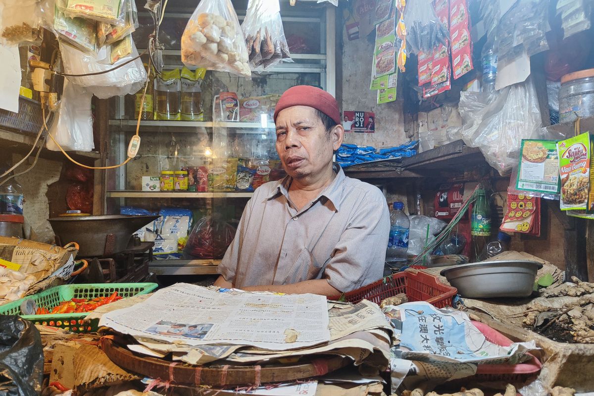 Harga bawang merah di pasar tradisional Depok Jaya, Depok, Jawa Barat terpantau stabil saat harga bawang putih justru merangkak naik, Rabu (18/10/2023).