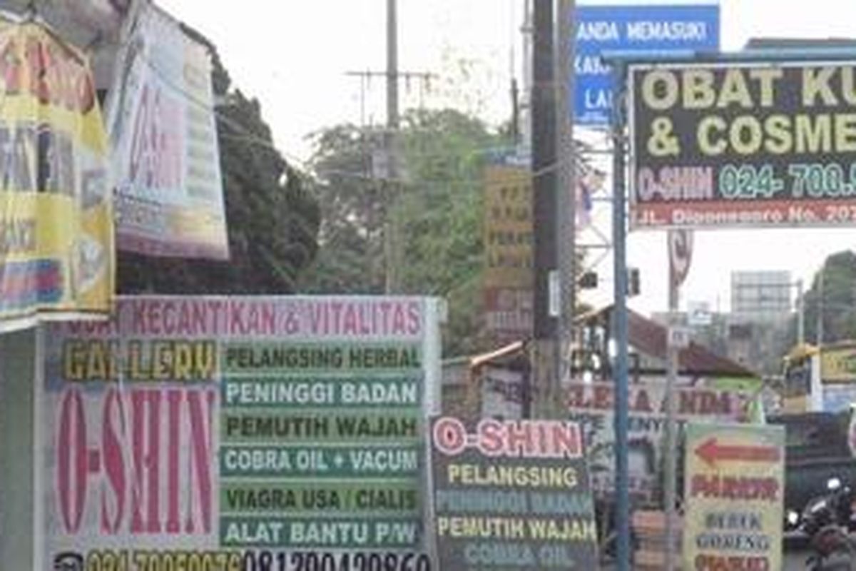 Salah satu kios penjual obat kuat dan obat kecantikan yang mulai marak di Kabupaten Semarang