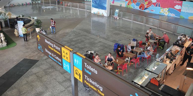 Suasana Terminal Kedatangan Internasional di Bandara Internasional I Gusti Ngurah Rai Bali, Jumat (20/3/2020). Sebanyak 181.053 orang penumpang rute internasional tercatat tiba di bandara tersebut pada periode 1-19 Maret 2020, atau mengalami penurunan 40,2 persen jika dibandingkan catatan periode yang sama pada tahun 2019 yaitu sebesar 302.914 orang penumpang.