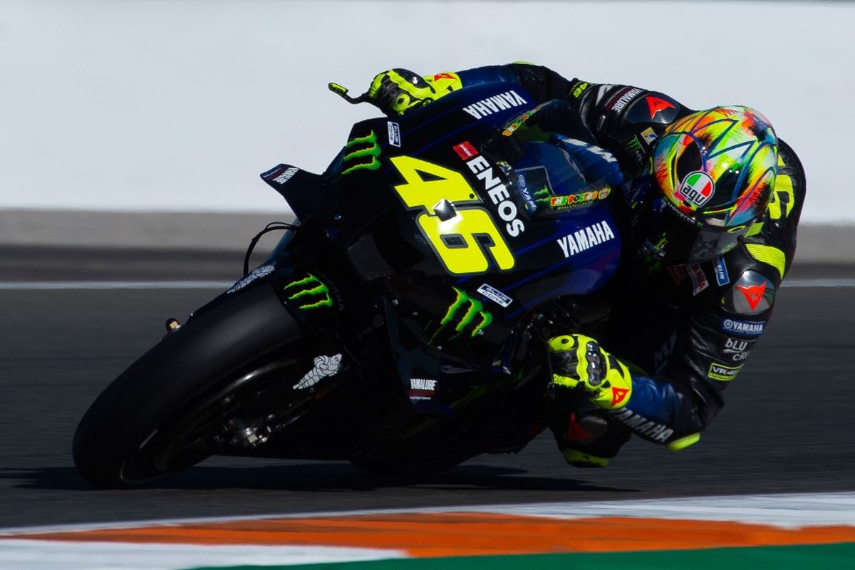 Rossi saat sesi tes pra-musim dengan motor barunya di Valencia. (Photo by JOSE JORDAN / STR / AFP)