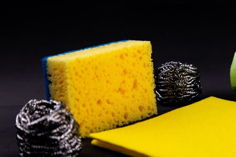 Busa Pencuci Piring vs Sikat Cuci Piring, Mana Lebih Higienis?