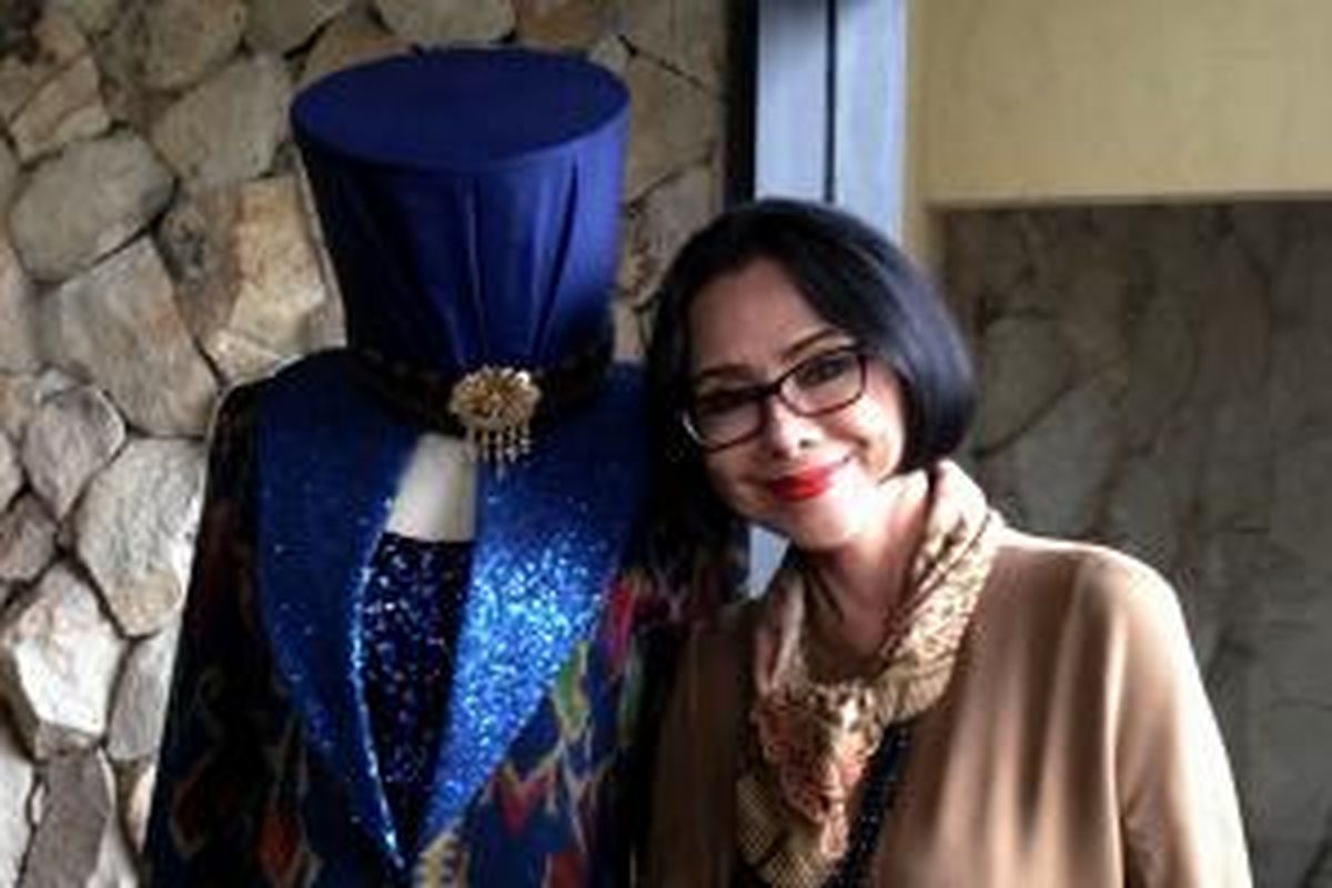 Kain tradisional telah menjadi perhatian Poppy Dharsono sejak ia mendirikan rumah mode Poppy Dharsono di tahun 1977.