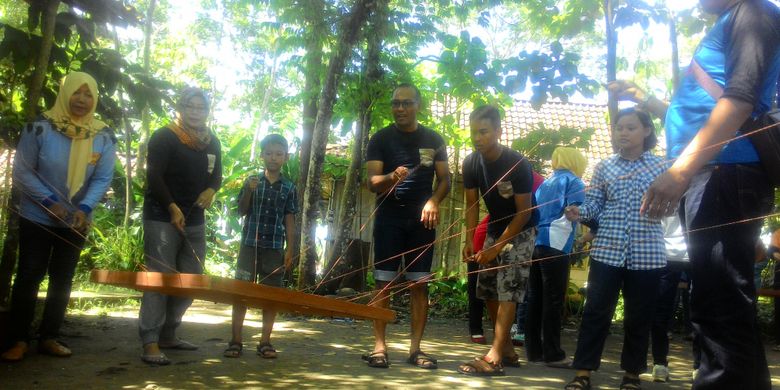 Tidak cuma menikmati keindahan alam pedesaan, tetapi juga banyak permainan dinamika kelompok bagi kelompok-kelompok wisatawan yang mampir di Desa Banjarasri, Kalibawang, Kulon Progo, DI Yogyakarta. 