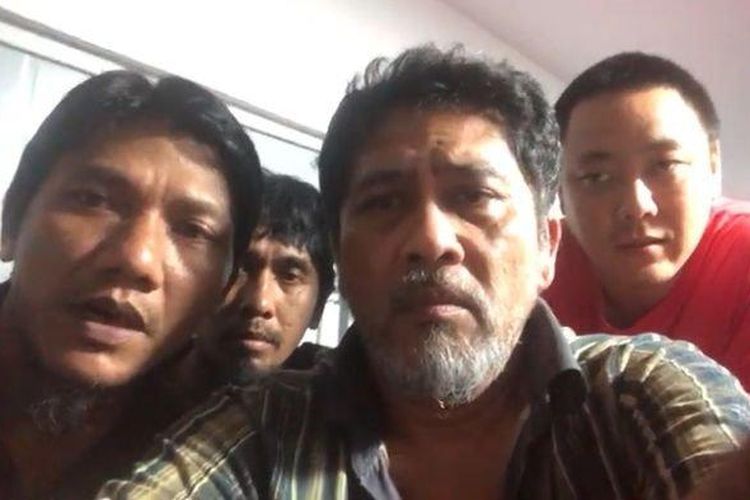 Penulis: Handhika Rahman | Editor: Giri
zoom-inlihat fotoMantan Anggota DPRD Indramayu Disekap di Myanmar, Dijadikan Scammer Online, Minta Tolong Presiden
Tangkapan Layar
Empat WNI yang meminta tolong kepada Presiden Prabowo Subianto karena disekap di Myanmar. Satu di antaranya adalah mantan anggota DPRD Indramayu, Robiin. 
