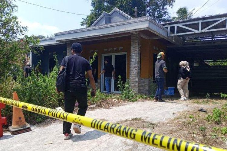 Polisi memeriksa kembali TKP pembunuhan di Subang, Sabtu (21/10/2023). Polisi kembali memasang garis polisi sebagai persiapan olah TKP ulang pada Selasa (24/10/2023).
