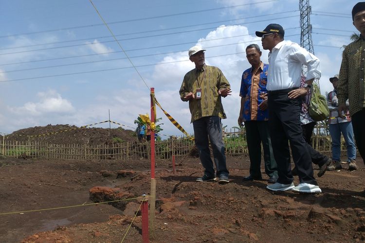 Menteri Pendidikan dan Kebudayaan, Muhadjir Effendy didampingi Kepala BPCB Jawa Timur, Andi Muhamad Said saat mengunjungi temuan situs purbakala di lokasi proyek Tol Pandaan-Malang, Jumat (5/4/2019)