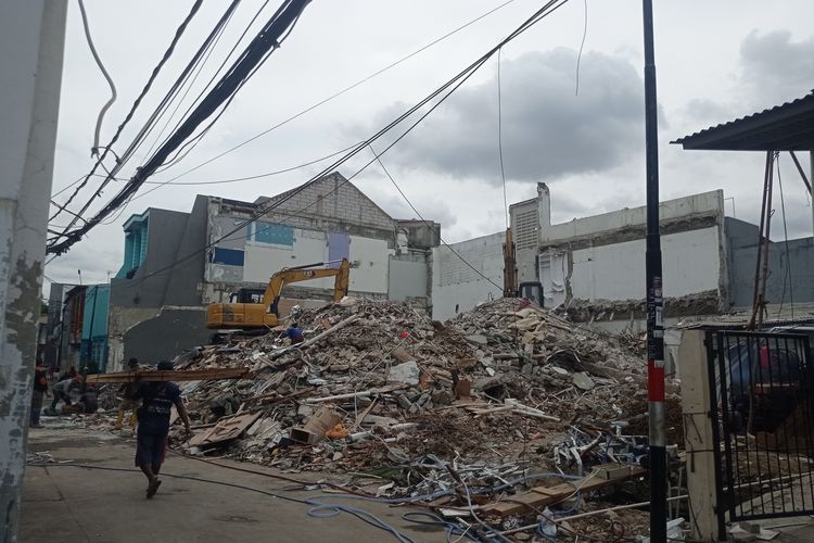 Rumah Ahmad Sahroni yang Sempat Dijarah Massa Kini Dibongkar