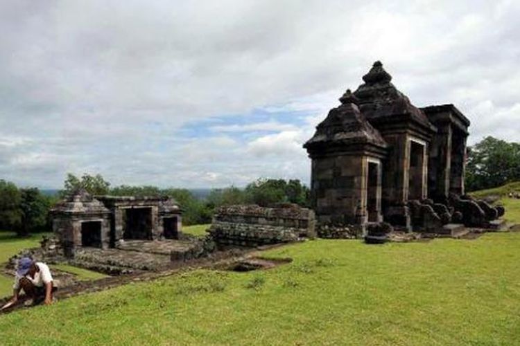 Pekerja membersihkan rumput di kompleks Candi Ratu Boko, Sleman, DI Yogyakarta, Senin (28/3/2011).  