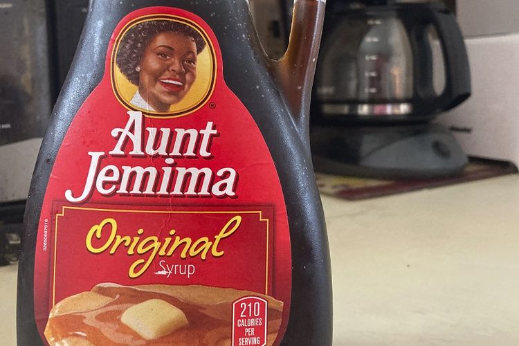 Sebotol sirup pancake Aunt Jemima berada di atas meja, Rabu, 17 Juni 2020 di White Plains, N.Y. Pepsico akan mengubah nama dan merek sirup juga tepung pancake Aunt Jemima, menurut laporan media.