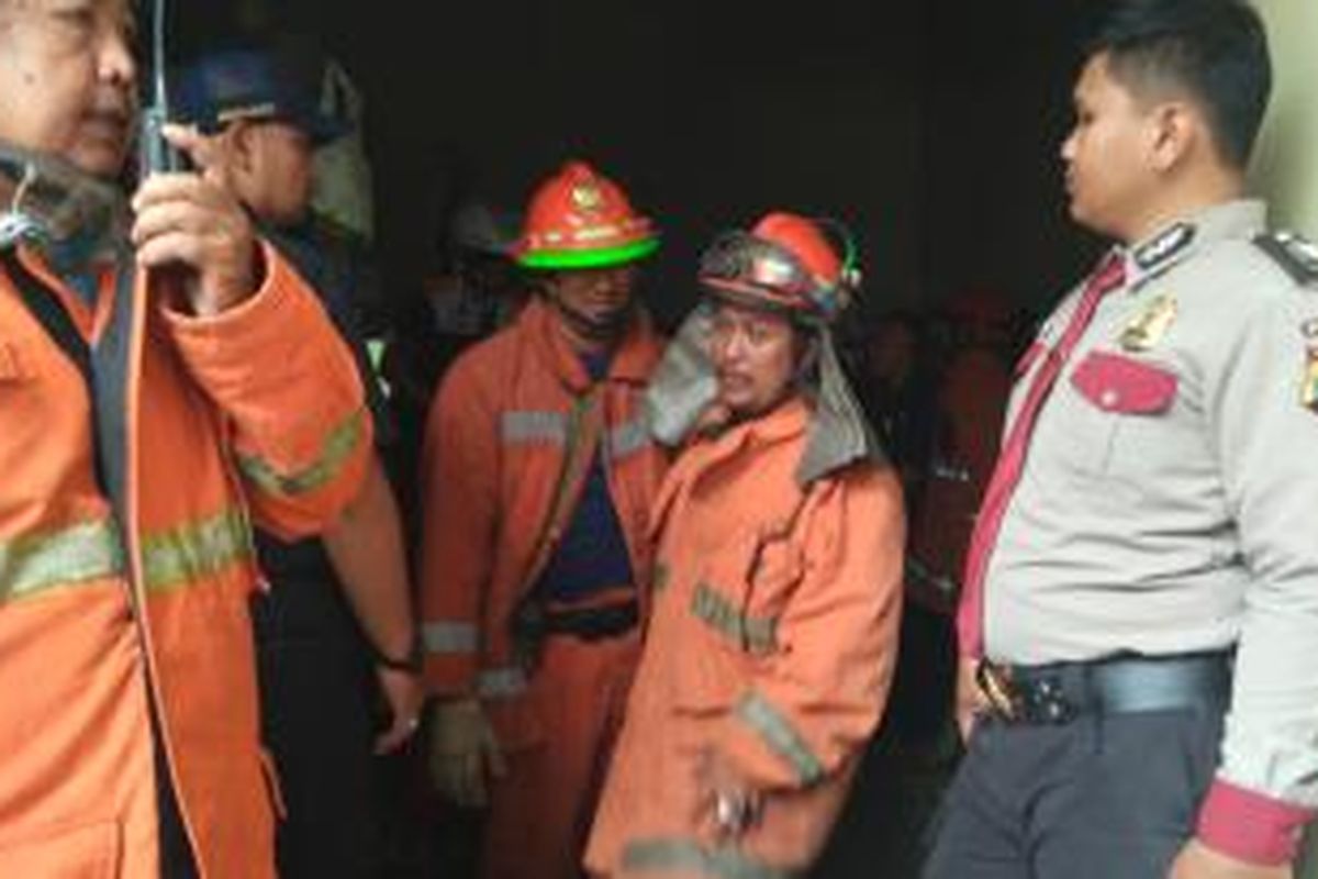 Pemadam kebakaran mencoba mencari tahu sumber asap di ruang panel Balai Kota DKI, Senin (12/10/2015). 
