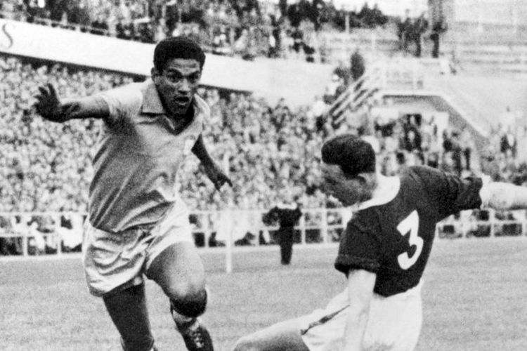 Pemain timnas Brasil Garrincha melewati bek Wales Mel Hopkins pada perempat final Piala Dunia 1958 di Goteborg, Swedia, 19 Juni 1958. Garrincha kemudian menjadi aktor utama yang membawa timnas Brasil menjadi juara Piala Dunia edisi berikutnya, Piala Dunia 1962.