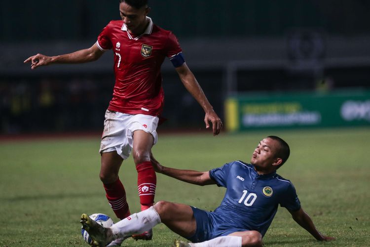 Pemain timnas U19 Indonesia Marselino Ferdinan Philipus berebut bola saat bertanding melawan Brunei pada laga lanjutan Grup A Piala AFF U19 2022 yang digelar di Stadion Patriot Candrabhaga, Bekasi, Senin (4/7/2022). Indonesia unggul 7-0 atas Brunei.