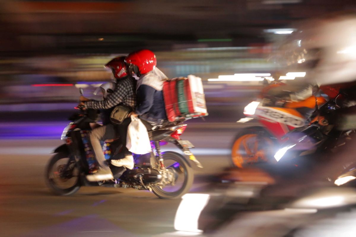 Pemudik bersepeda motor melintasi Jalur Pantura Indramayu - Cirebon, Jawa Barat, Jumat (23/6/2017). Pada H-2 Lebaran, jalur Pantura dipadati kendaraan pemudik khususnya kendaraan roda dua.