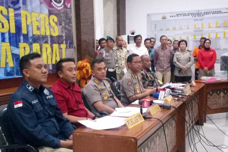 Kepala Bidang Hubungan Masyarakat Polda Jabar Kombes Pol Saptono Erlangga tengah menjelaskan hasil otopsi Lina Jubaedah.