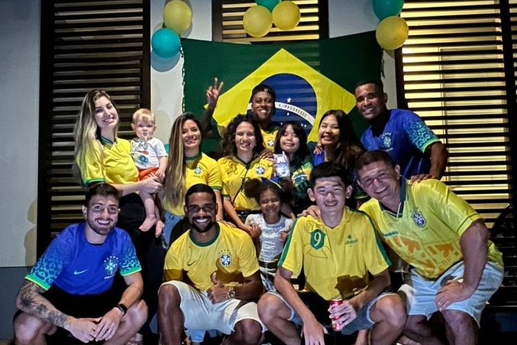 Pemain Madura United Beto Goncalves foto bersama saat nonton bareng Piala Dunia 2022 Qatar, Brasil melawan Swiss yang berakhir dengan skor 1-0 di Rumahnya Surabaya, Senin (28/11/2022) malam.