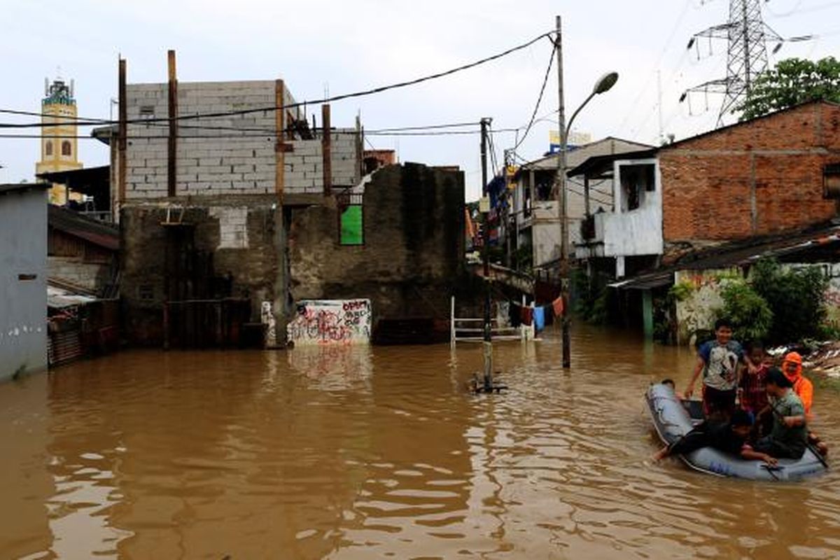 Warga menggunakan perahu untuk menuju rumahnya yang terendam banjir di Kelurahan Cipinang Melayu, Kecamatan Makasar, Jakarta Timur, Senin (20/2/2017). Banjir kerap terjadi menyusul meluapnya Kali Sunter yang melintasi Cipinang Melayu, ditambah, curah hujan yang tinggi sepanjang hari kemarin.