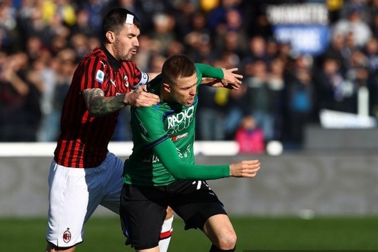 Alessio Romagnoli menjaga Josip Ilicic dalam laga Atalant vs AC Milan di Stadion Gewiss, Minggu (22/12/2019). 