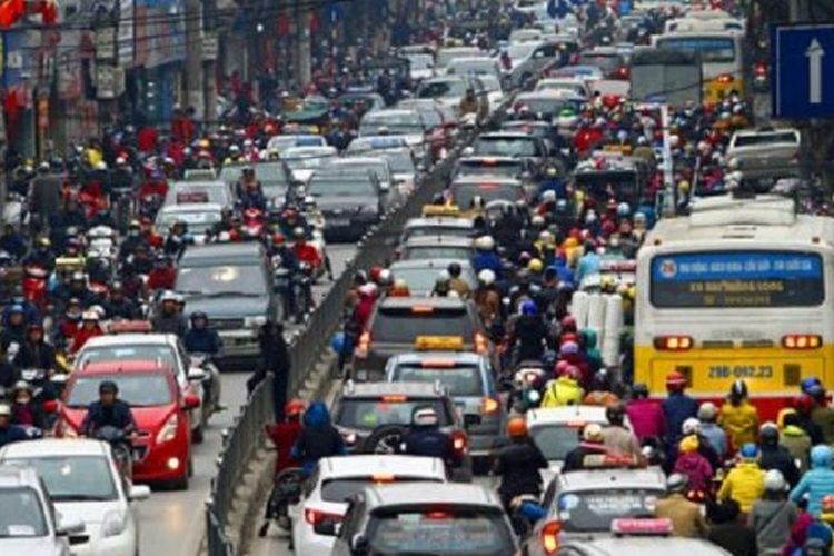 Kepadatan lalu lintas di Hanoi, ibu kota Vietnam. Pemerintah melarang sepeda motor masuk kota untuk mengurangi kemacetan dan melipatgandakan armada angkutan publik berbasis bus.