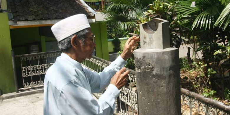 Takmir Masjid Al Huda, di Dusun Ngawinan, Desa Jetis, Kecamatan Bandungan, Kabupaten Semarang, KH Zaenal Muttaqin tengah membaca jam bencet untuk menentukan awal waktu salat zuhur, Sabtu (19/5/2018).