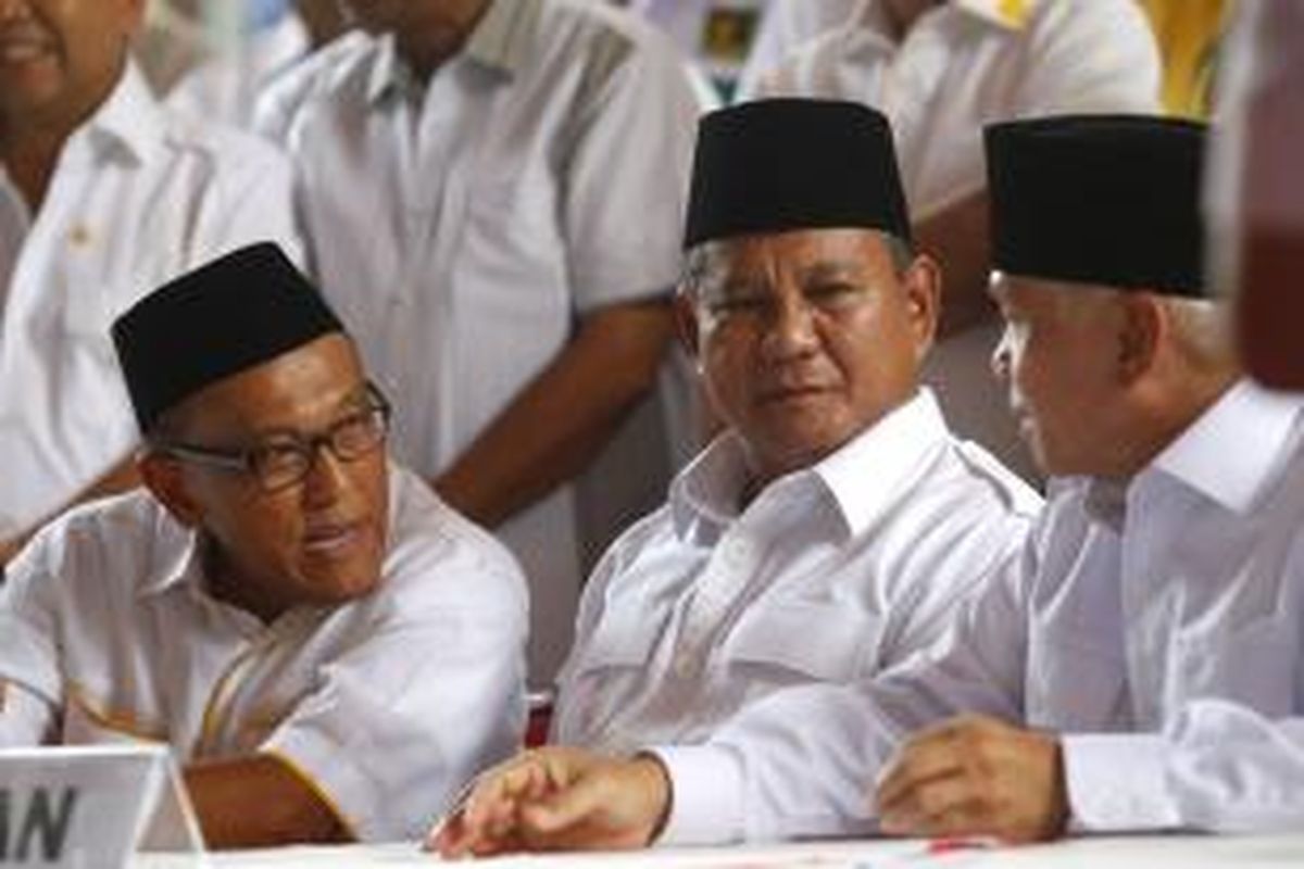 Ketua Umum Partai Golkar Aburizal Bakrie berbincang dengan Ketua Umum Dewan Pembina Partai Gerakan Indonesia Raya (Gerindra) sekaligus bakal calon presiden Prabowo Subianto dan Ketua Umum Partai Amanat Nasional sekaligus bakal calon wakil presiden Hatta Rajasa saat penandatanganan kelengkapan dukungan kepada Prabowo Subianto dan Hatta Rajasa untuk maju sebagai pasangan capres dan cawapres pada Pemilu 2014 di Rumah Polonia, Jakarta, Selasa (20/5/2014). Partai Gerindra, Partai Golkar, PAN, Partai Bulan Bintang, Partai Keadilan Sejahtera, dan Partai Persatuan Pembangunan sepakat berkoalisi untuk mendukung pasangan Prabowo-Hatta.