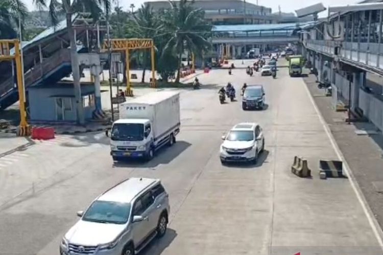 Suasanan lalu-lalang kendaraan di area Pelabuhan Bakauheni, Lampung Selatan terpantau ramai lancar, Jumat (30/6/2023). 
