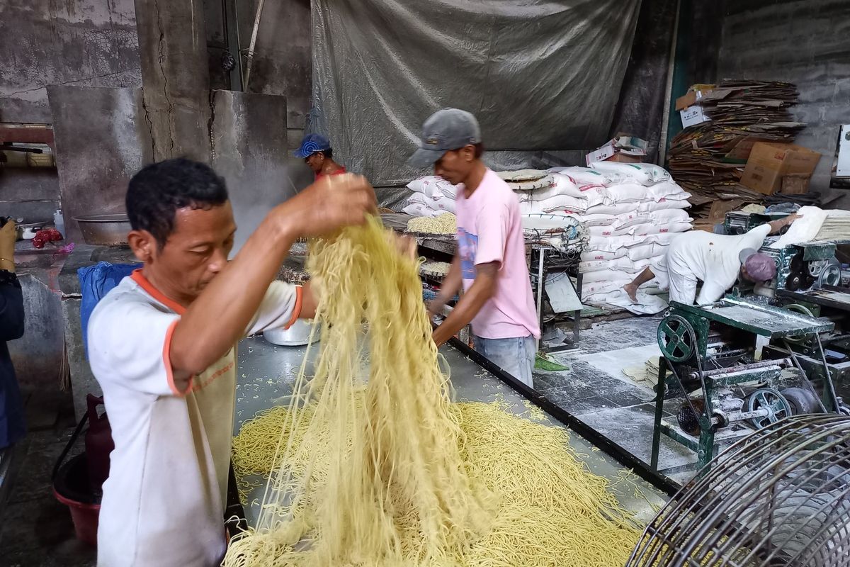 Asep (kaos hijau) saat berada di dapur produksi mie ketandan di Kota Yogyakarta, Jumat (4/2/2022)