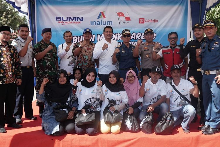 Para perwakilan peserta mudik berfoto bersama jajaran manajemen Inalum dan pejabat setempat lainnya sebelum bertolak dari Pelabuhan Batu Ampar, Batam menuju Pelabuhan Belawan, Medan menggunakan kapal KM Kelud milik PELNI, Jumat (31/5/2019).
