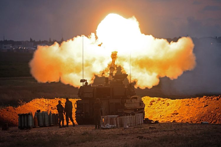 Tentara Israel menembakkan 155mm self-propelled howitzer ke arah Jalur Gaza dari pos mereka di sepanjang perbatasan dengan Palestina, pada Senin (17/5/2021).