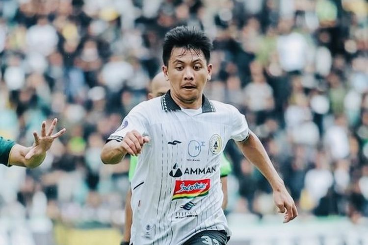 Pemain PSS Sleman Wahyudi Hamisi berhasil melewati pemain Persebaya saat laga pekan ke-27 Liga 1 2023-2024 yang berakhir dengan skor 2-1 di Stadion Gelora Bung Tomo Surabaya, Minggu (3/3/2024) sore. Terkini, Wahyudi Hamisi tengah menjadi sorotan tajam setelah menendang kepala pemain Persebaya, Bruno Moreira.