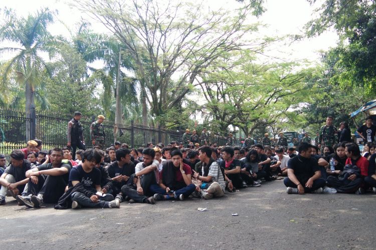 Ratusan anak muda diamankan aparat Polrestabes Bandung di tengah perayaan May Day di Bandung, Rabu (1/5/2019).