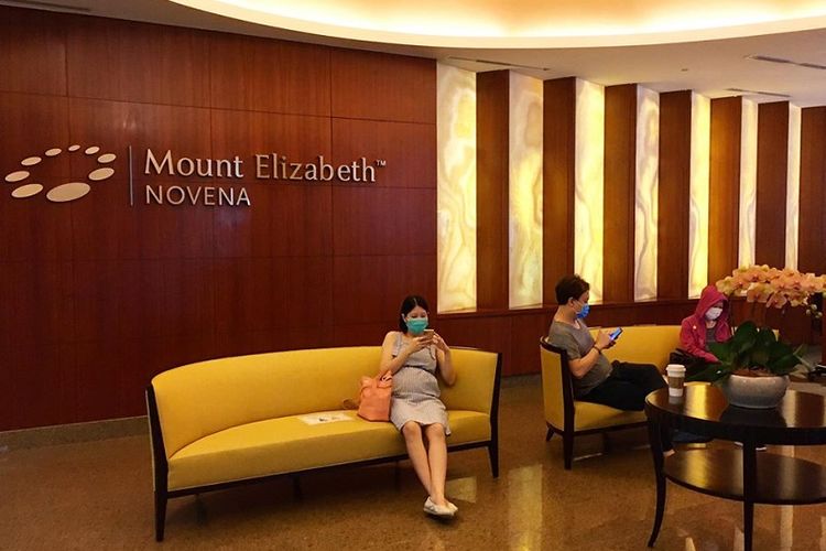 Pasien terlihat sedang duduk menunggu di lobi Rumah Sakit Mount Elizabeth Novena, Singapura, Rabu pagi (06/05/2020). Singapura akan mencabut lockdown parsial atau circuit breaker pada 1 Juni mendatang setelah menerapkannya sejak 7 April lalu. 