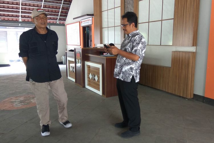 Ketua KPU Ciamis, Agus Fatah Hidayat (kanan) saat ditemui di kantornya, Selasa (5/3/2019).