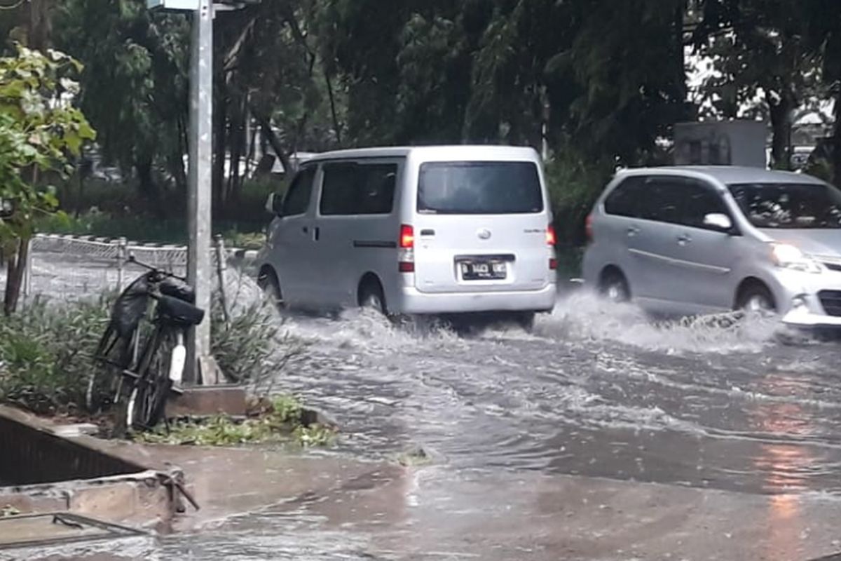 Dua buah mobil nekat menerjang genangan air di Jalan Gaya Motor, Sunter, Jumat (23/11/2018).