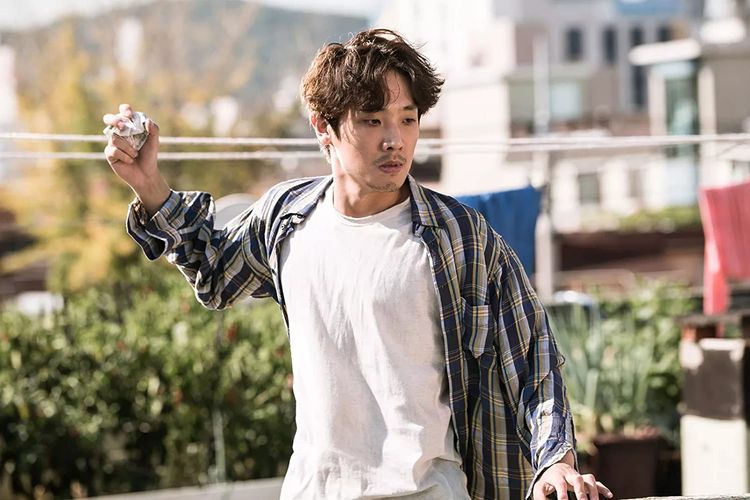 Lee Joon berperan sebagai aktor muda di film drama komedi Luck Key (2016)