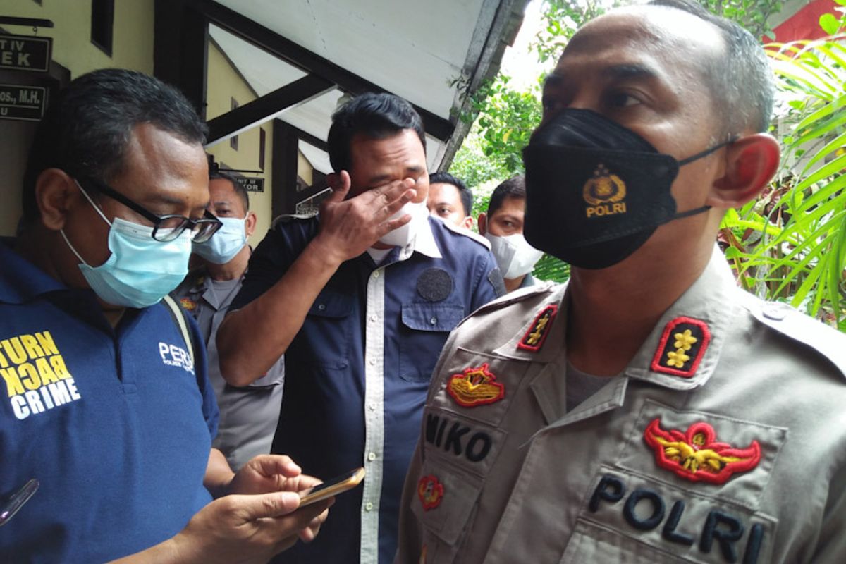 Kapolres Lamongan AKBP Miko Indrayana (kanan), saat memberikan keterangan kepada awak media di Mapolres Lamongan.