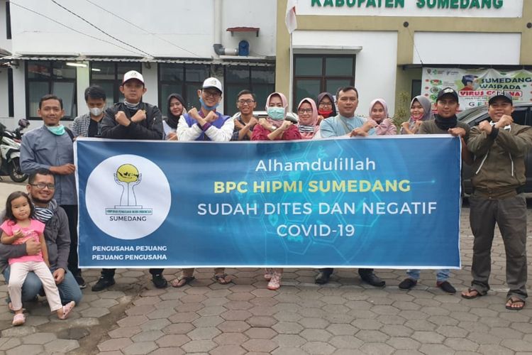 Pengurus dan anggota BPC Hipmi Sumedang foto bareng usai menjalani Rapid Test Covid-19 di Labkesda Sumedang, Jumat (27/3/2020). Dok. Hipmi Sumedang