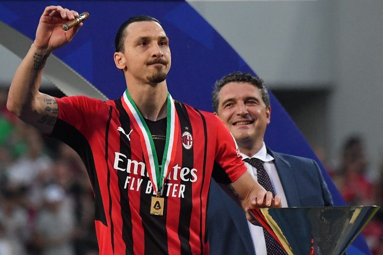 Zlatan Ibrahimovic memegang cerutu saat merayakan keberhasilan AC Milan merengkuh gelar juara Liga Italia 2021-2022, Minggu (22/5/2022).