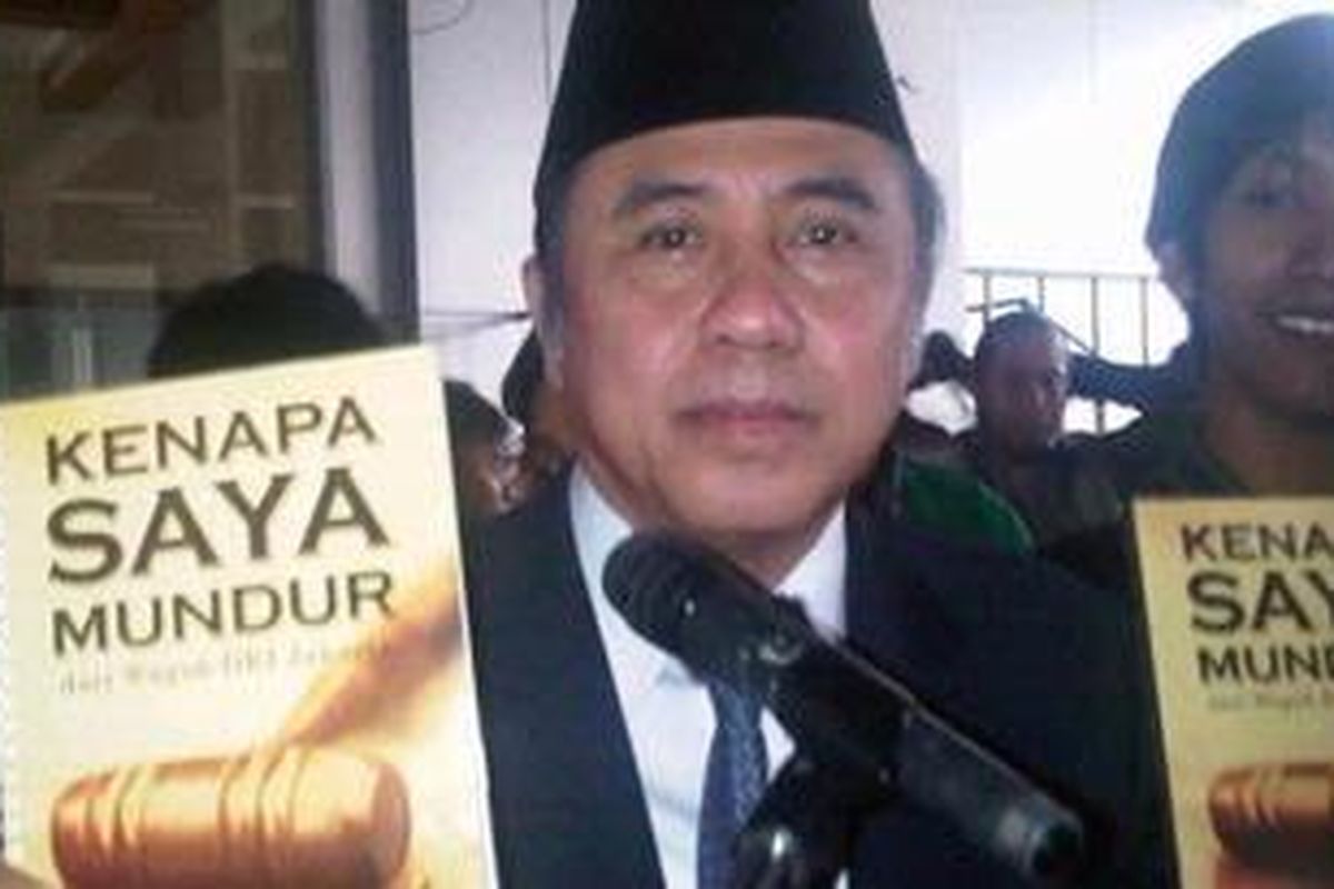 Wagub DKI Prijanto dengan bukunya berjudul 