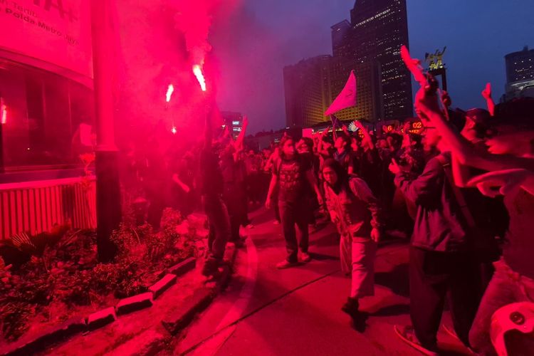 Massa Demo Masih Bertahan di Bundaran HI Rabu Malam, Flare Dinyalakan