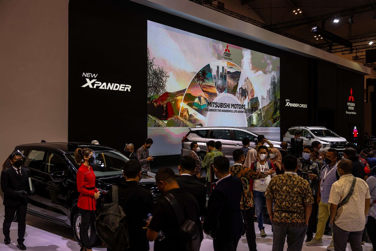 PT Mitsubishi Motors Krama Yudha Sales Indonesia (MMKSI) saat peluncuran mobil terbaru New Xpander dan New Xpander Cross di ajang GIIAS 2021 di ICE, BSD, Tangerang Selatan, Kamis (11/11/2021). MMKSI mengumumkan harga dari kedua produk tersebut. Xpander terbaru dipasarkan dengan harga mulai Rp 228 jutaan hingga Rp 272,5 jutaan dengan pilihan transmisi manual dan CVT. Model New Xpander Cross hadir dengan banderol harga Rp 294 jutaan sampai Rp 291 jutaan.