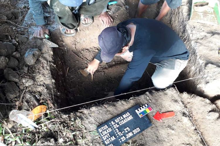 Salah seorang anggota tim peneliti melakukan ekskavasi di Benteng Kota Mas Kwandang, Gorontalo Utara. Peneliti Balai Arkeologi Sulawesi Utara ini menemukan sejumlah struktur dan keramik yang terpendam di dalam tanah.