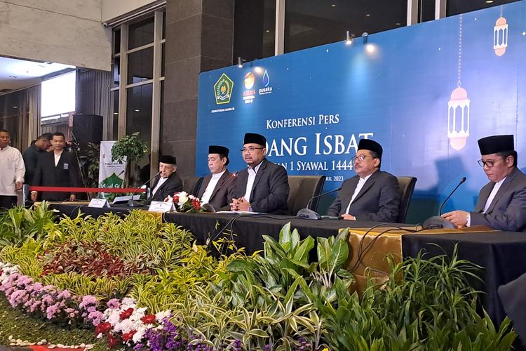Menag Yaqut menyampaikan hasil sidang Isbat penetapan Lebaran 2023 di Kantor Kemenag, Jakarta Pusat, Kamis (20/4/2023). 