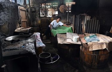 Pekerja menata alat produksi tahu di sentra industri tahu dan tempe Kampung Rawa, Johar Baru, Jakarta, Senin (21/2/2022). Ratusan pelaku industri setempat mengikuti aksi mogok produksi serentak yang dipicu melambungnya harga kedelai impor (bahan baku tahu tempe) dari harga normal Rp9.500-10.000 per kilogram menjadi Rp12.000 per kilogram.
